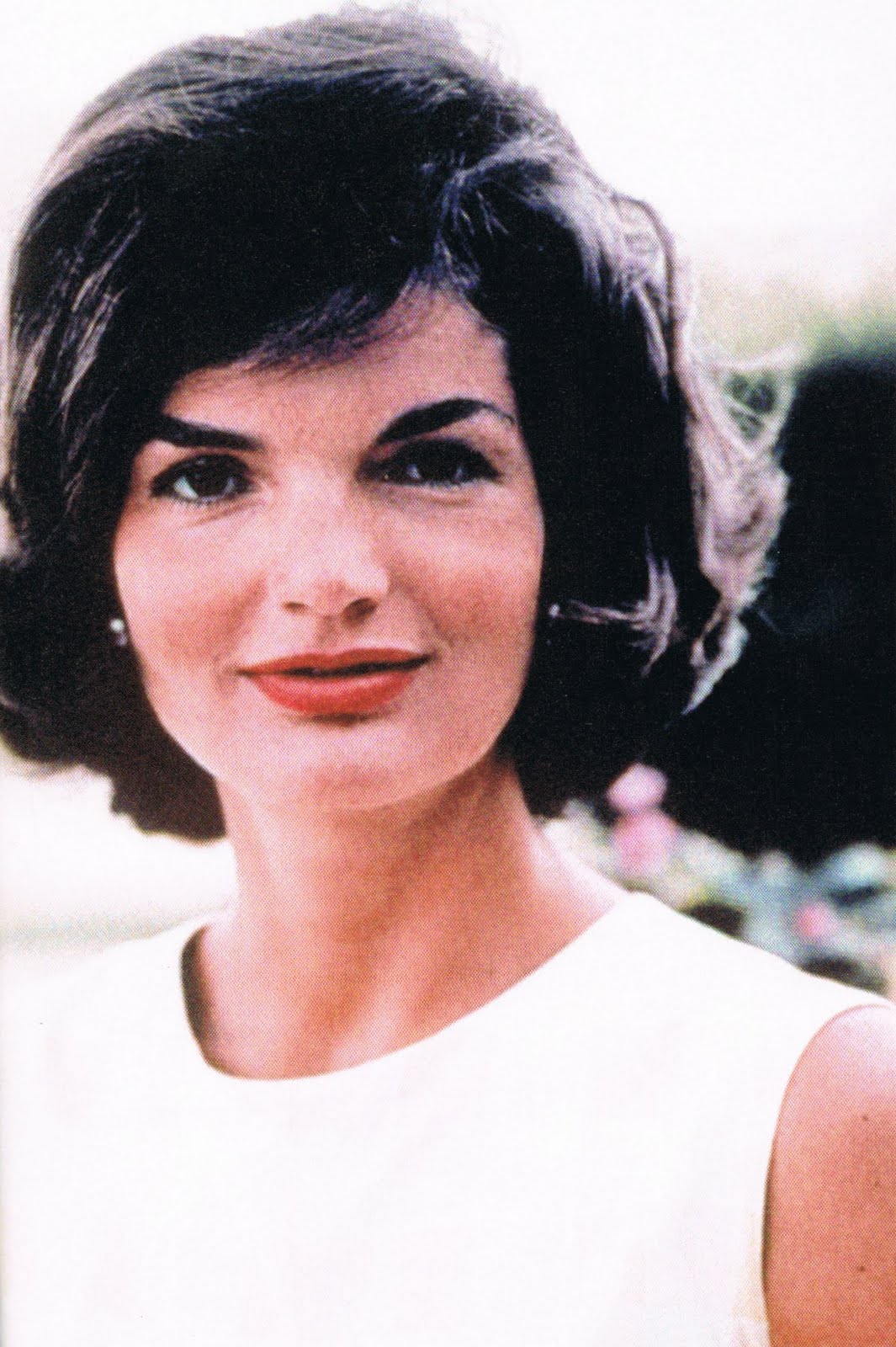 http://2.bp.blogspot.com/-i8x6gRe0YCE/Tg5e_mldN1I/AAAAAAAAEaI/-traLpFHZd8/s1600/1+a+Jackie+Kennedy.jpg