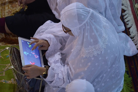 wanita memainkan game pada tabletnya selama khotbah