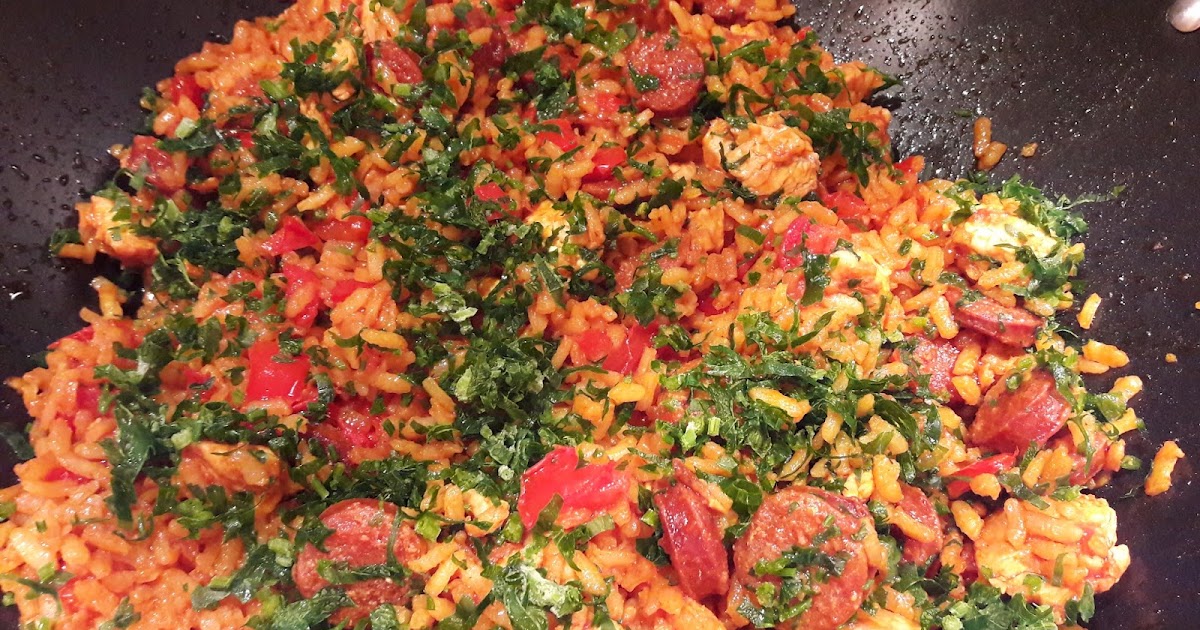 Paella z chorizo i kurczakiem
