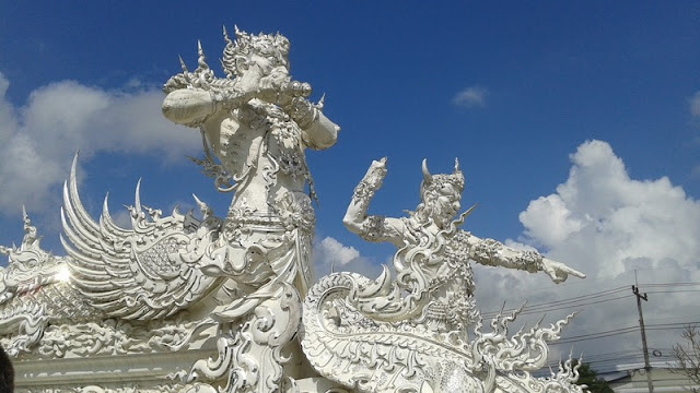 Detalle del puente del Templo Blanco de Chiang Rai