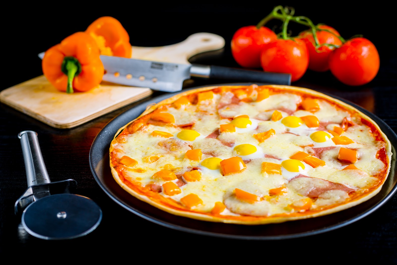 пицца с беконом и яйцом. пицца яичница. пицца ассорти с перепелиными яйцами. пицца с яйцом. пицца с яйцом сверху.