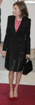 Veste Hugo Boss / top Carolina Herrera / jupe Hugo Boss /escarpins Magrit / sac Hugo Boss