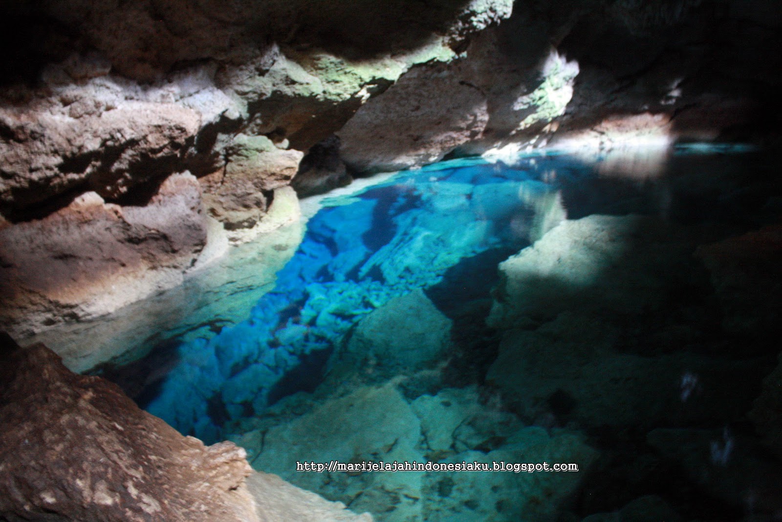 Mengintip Jernihnya Air Dan Heningnya Gua Kristal Di Kupang