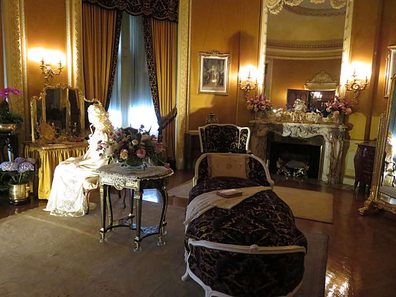 The Travelling Lindfields Biltmore America's largest private house.