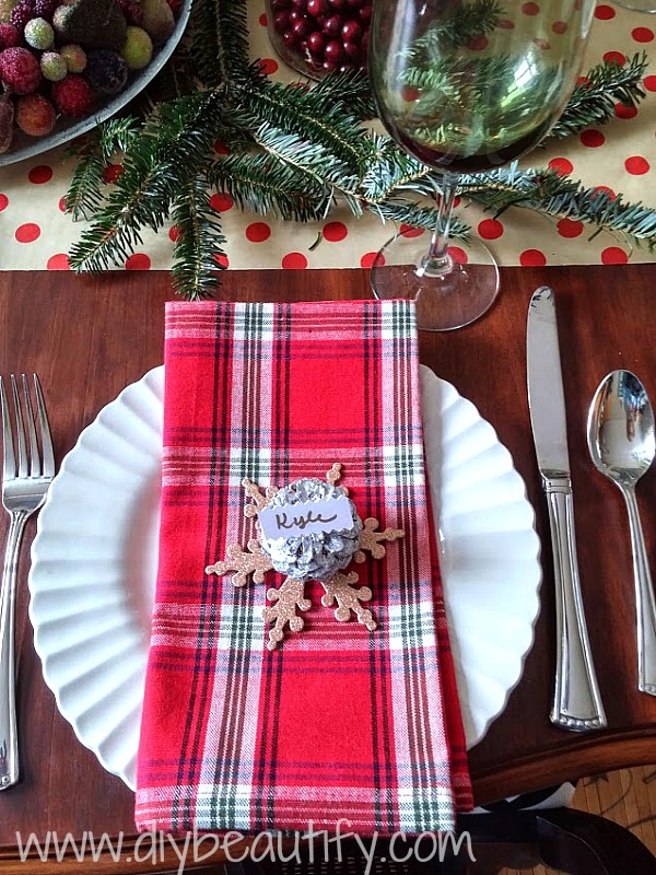 Polka dots and plaid Christmas table at www.diybeautify.com