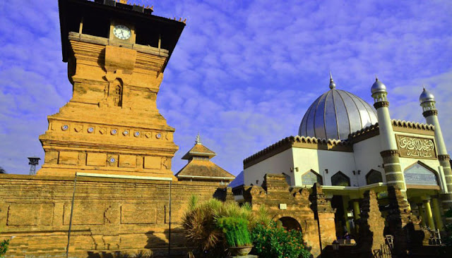 Gambar Masjid Kudus perpaduan budaya lokal dan budaya Islam