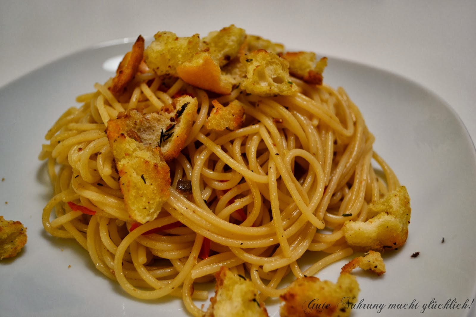 Gute Nahrung macht glücklich : Spaghetti mit Sardellen, Chili und kross ...