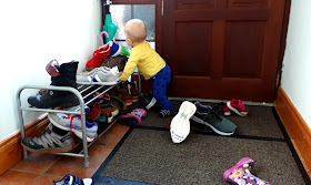 Lapsi levittää kenkiä, eteistouhut, lapsi sotkee, pisarahousut, lenkkarit, kukkasaappaat, ruskea ovi