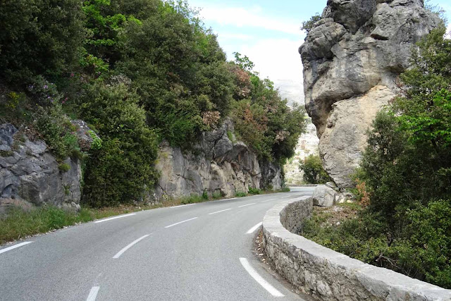Felsen die über die Strasse hängen, Kurve, Hinterland von Nizza