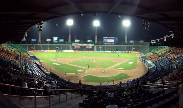 Es precisamente el caso de los Leones del Caracas el que mejor retrata la situación del descenso en la asistencia a los parques de pelota en Venezuela. Es precisamente el caso de los Leones del Caracas el que mejor retrata la situación del descenso en la asistencia a los parques de pelota en Venezuela.