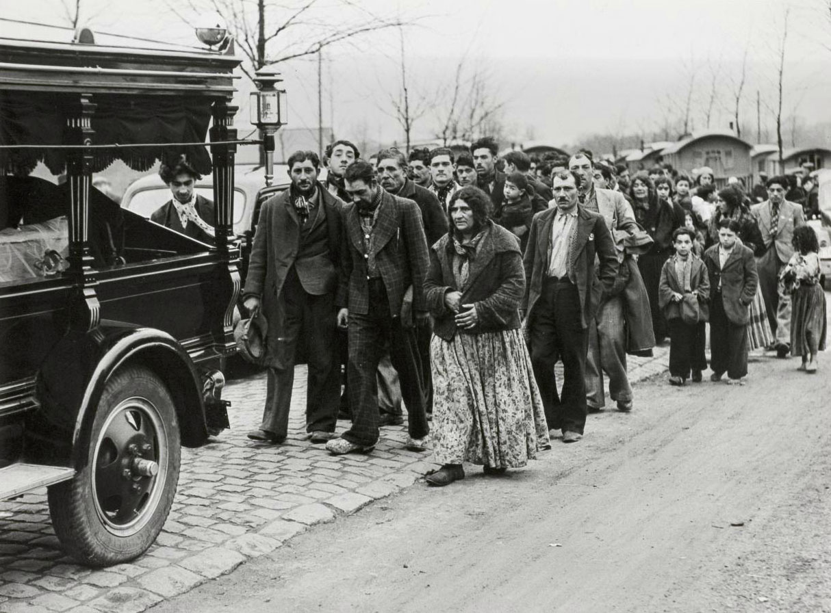 Vintage Photos of Everyday Life in Romani Communities Across Western Europe, 1930s - 35