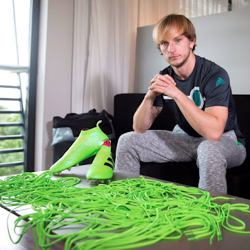 Antagonismo par pub Ivan Rakitić Gives Us the World's First On-Pitch Impression of the All-New  Laceless Adidas Ace PureControl Boots - Footy Headlines