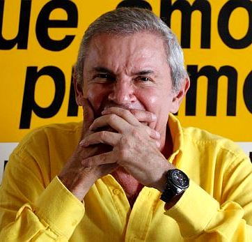 Luis Castañeda Lossio Foto de Luis Castañeda Lossio sentado tapándose la boca