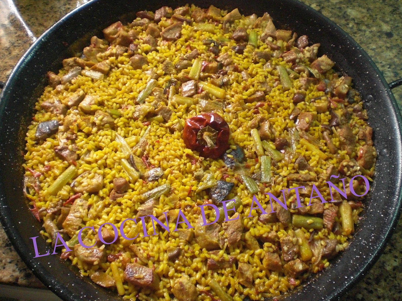 LA COCINA DE ANTAÑO PAELLA DE SECRETO IBERICO Y AJOS TIERNOS