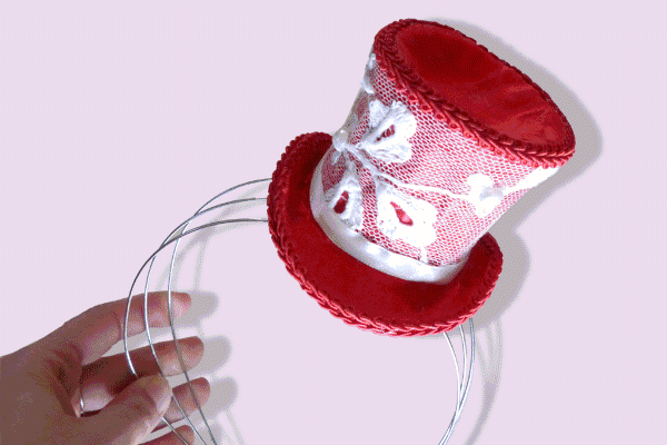 Bibi mini chapeau haut de forme en papier mâché et carton et multi matières par Cartons Dudulle