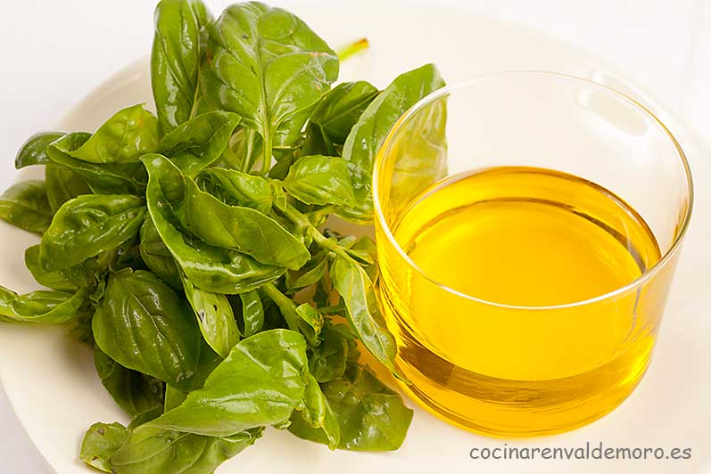 Ingredientes: aceite y albahaca