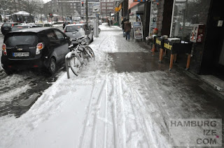 © hamburgize.com / Stefan Warda - "Geräumter Radweg" Fake-"Winterdienst" benutzungspflichtiger Radweg Hudtwalckerstraße