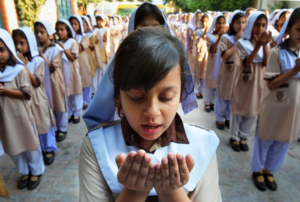 30 Beautiful Pictures Of Girls Going To School Around The World - Pakistan