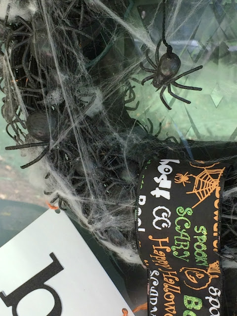 Greet your little ghouls with an Easy Spooky Spider wreath on Halloween! 