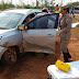 Carro capota na BR-163 e condutora fica presa às ferragens