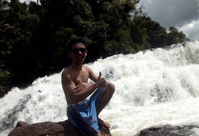Informasi mengenai destinasi wisata riam merasap atau air terjun merasap yang berlokasi di provinsi Kalimantan Barat.