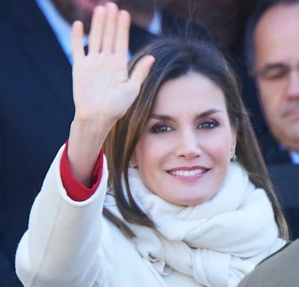 Queen Letizia wore Roberto Torretta red suit from Fall Winter 2017 2018 collection. She wore Magrit pumps and Carolina Herrera print clutch bag