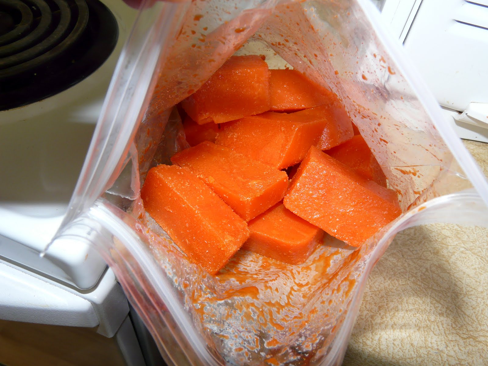 Заморозить тыкву кусочками в морозилке. Заморозка моркови в морозильной камере. Морковка для заморозки. Морковка в морозилке. Морковь в морозилку.
