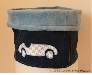 2 snoods entièrement faits main, composés de pans de jeans montés façon patchwork, surpiqures bleu clair, intérieur minky, tissu tout doux bleu ciel bien chaud, appliqués bateau pour l'un et voiture pour l'autre en tissu coton motif géométriques bleu ciel et gris.  Dimensions : 56 x 27 cm. 