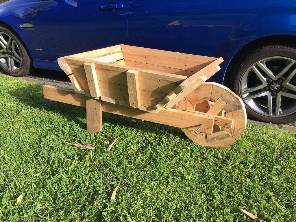 Wooden Wheelbarrow Planter with free plans/instructions. Tea Tree