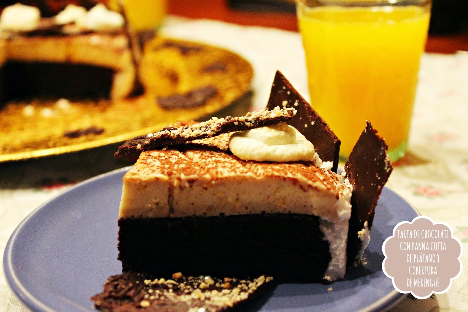 TARTA DE CHOCOLATE CON PANNA COTTA DE PLÁTANO Y COBERTURA DE MERENGUE