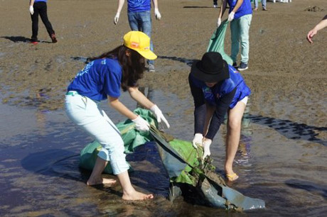 Thu Minh gian di don rac o bai bien Thanh Hoa - Anh 3