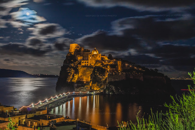 Ischia di Notte, Foto Ischia, Castello Aragonese Ischia, La Luna e il Castello, Ischia Ponte, Soronzano, La luce della Luna, Blue Moon Ischia,