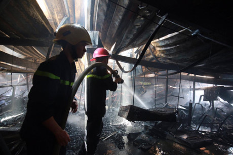 Chay kho hang tren duong Truong Chinh, nhieu tai san bi thieu rui - Anh 10