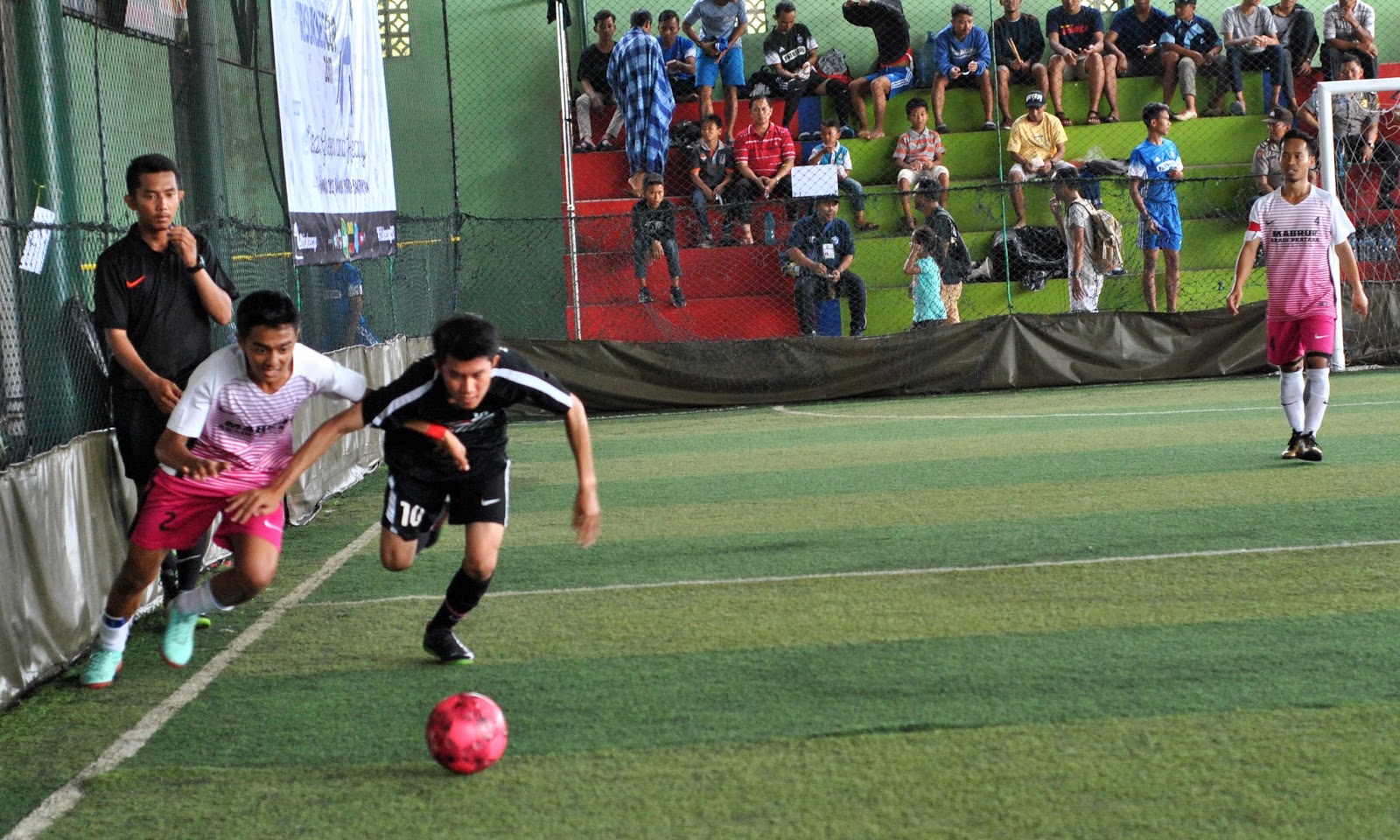 Berebut bola dalam laga Futsal Piala Tri Sukses Cup di Lapangan Futsal Gelora Patra Balikpapan, Minggu (8/1). Foto: LINES