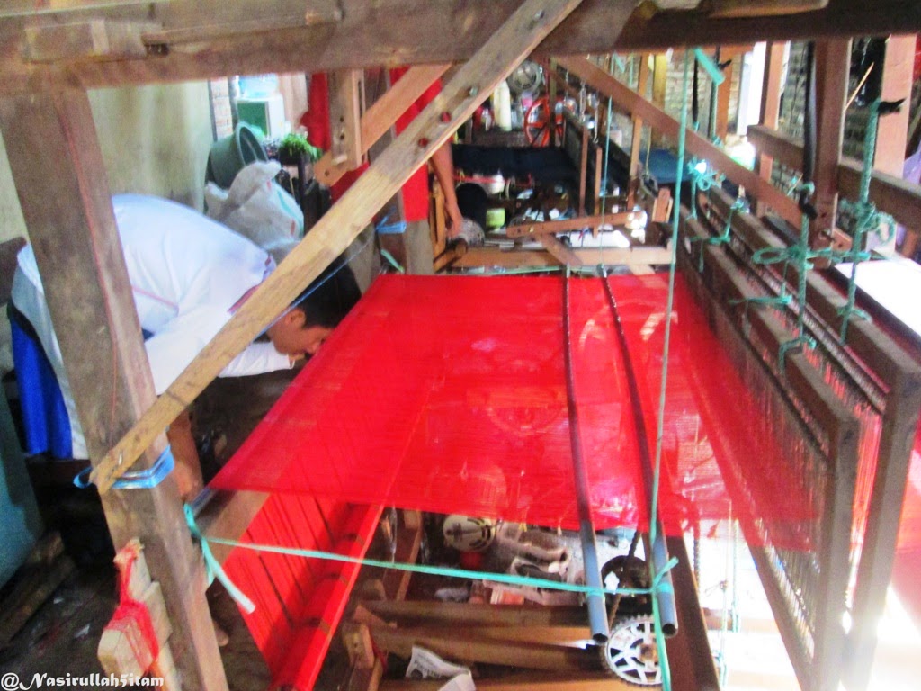 Mengunjungi salah satu rumah pembuatan kain tenun Troso