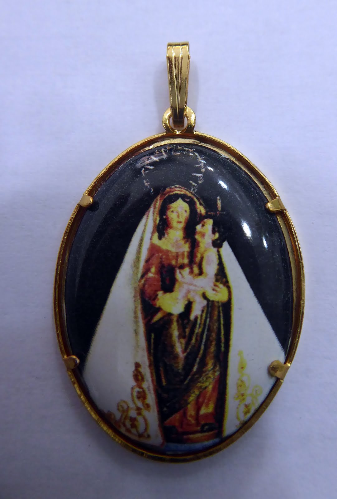 Medalla esmaltada a color de la Virgen de las Nieves