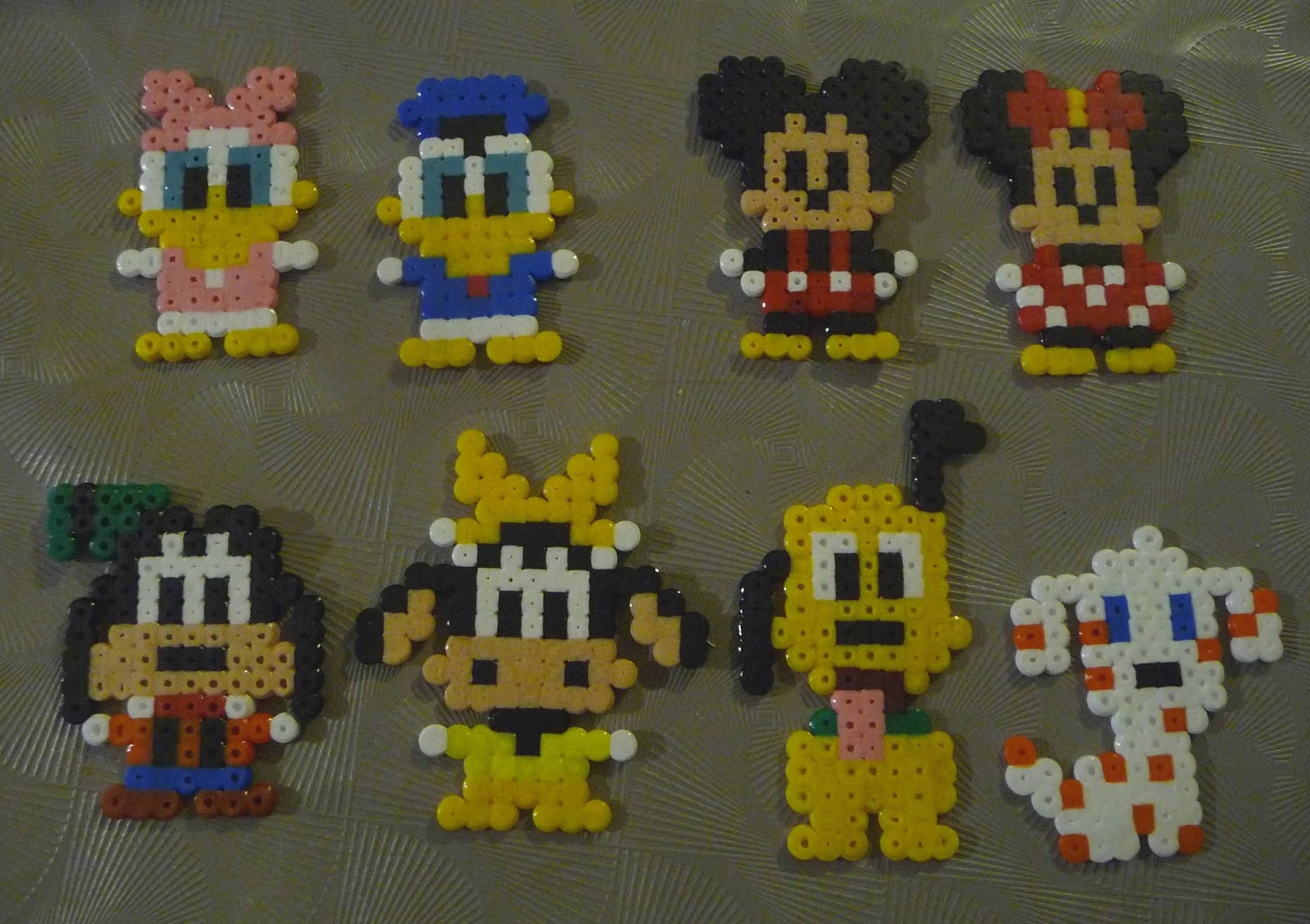 Perle A Repasser Mickey Et Minnie Cuillère, aiguille et scie sauteuse: Personages Disney classiques en perles  Hama, Mickey, Minnie, Donald et cie