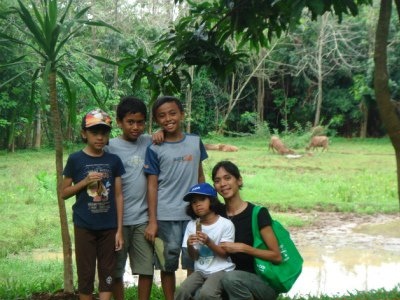 foto bersama di kampung 99 pepohonan