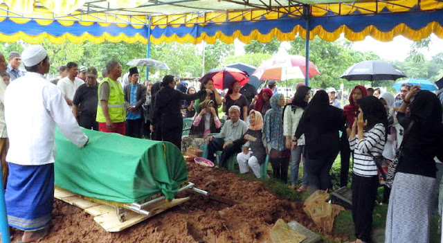 Isak Tangis Iringi Pemakaman Pahinggar Indrawan di TPU Jeruk Purut