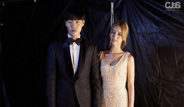 Ryu Jun Yeol That Pic Is Cute The Woman Fit So Well Here D