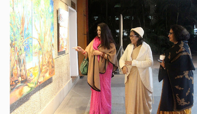 Artist Uma Bardhan with her painting Artist Uma Bardhan with her painting