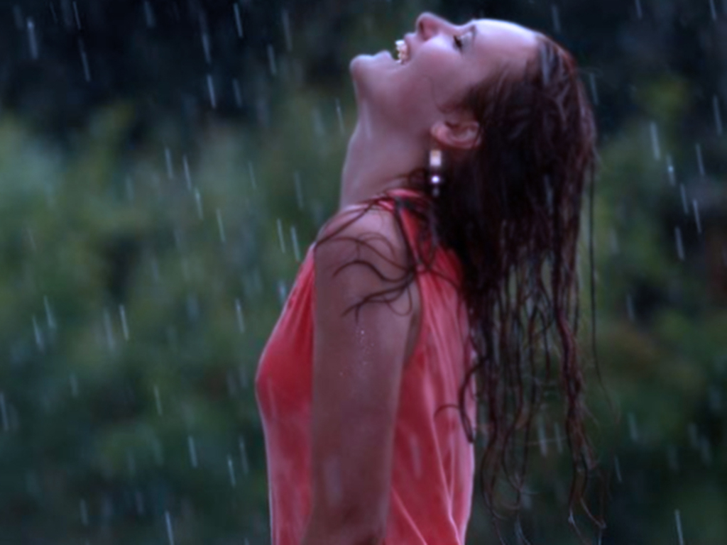 Песня ловлю губами. Девушка под дождем. Девушка под летним дождем. Девушка дождь. Девушка в лесу под дождем.