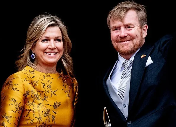 Queen Maxima wore a floral print satin yellow top and floral print blue skirt by Natan. Queen Maxima visited the Scouting Netherlands Cubs