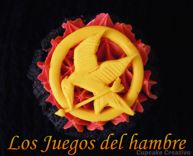 http://www.cupcakecreativo.com/2013/11/cupcakes-de-los-juegos-del-hambre-en-llamas-tutorial.html