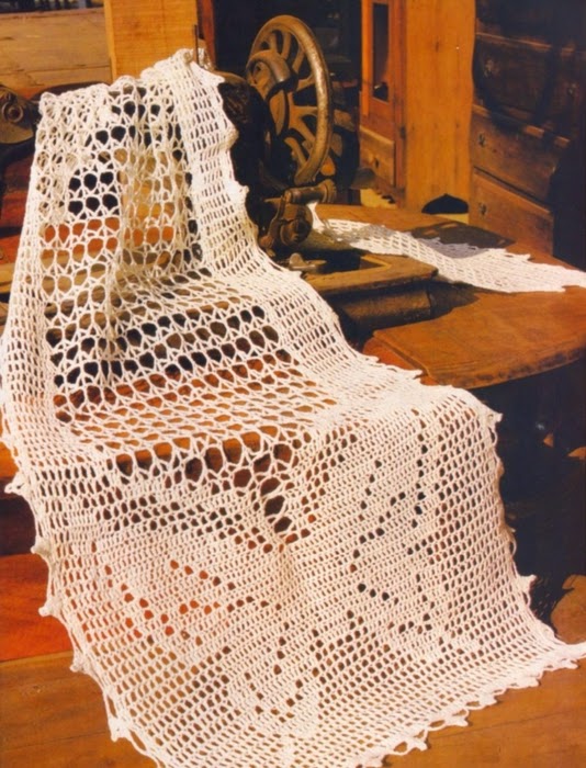 Camino de mesa con diseño de mariposas crochet filet