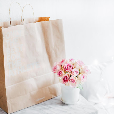 Bolsa de papel junto a un jarrón con flores