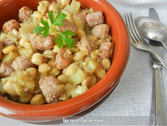"Garbanzos con berenjenas y salchichas"