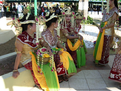 Sejarah Asal Usul Tarian Baksa Kembang dari Kalimantan