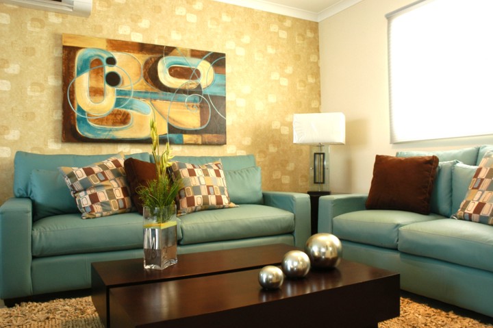 Decoración contemporánea de interiores en colores chocolate y azul