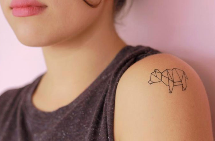 fotografia del tatuaje de una figura origami